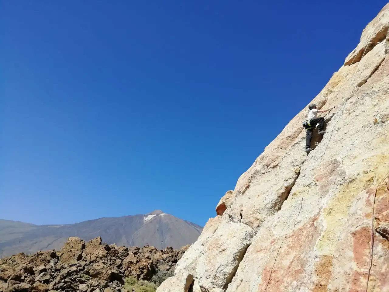 Escalador alcanzando la cima durante una actividad del club