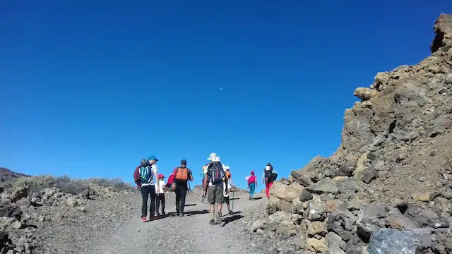 Grupo de socios haciendo senderismo en zona de tecnificación