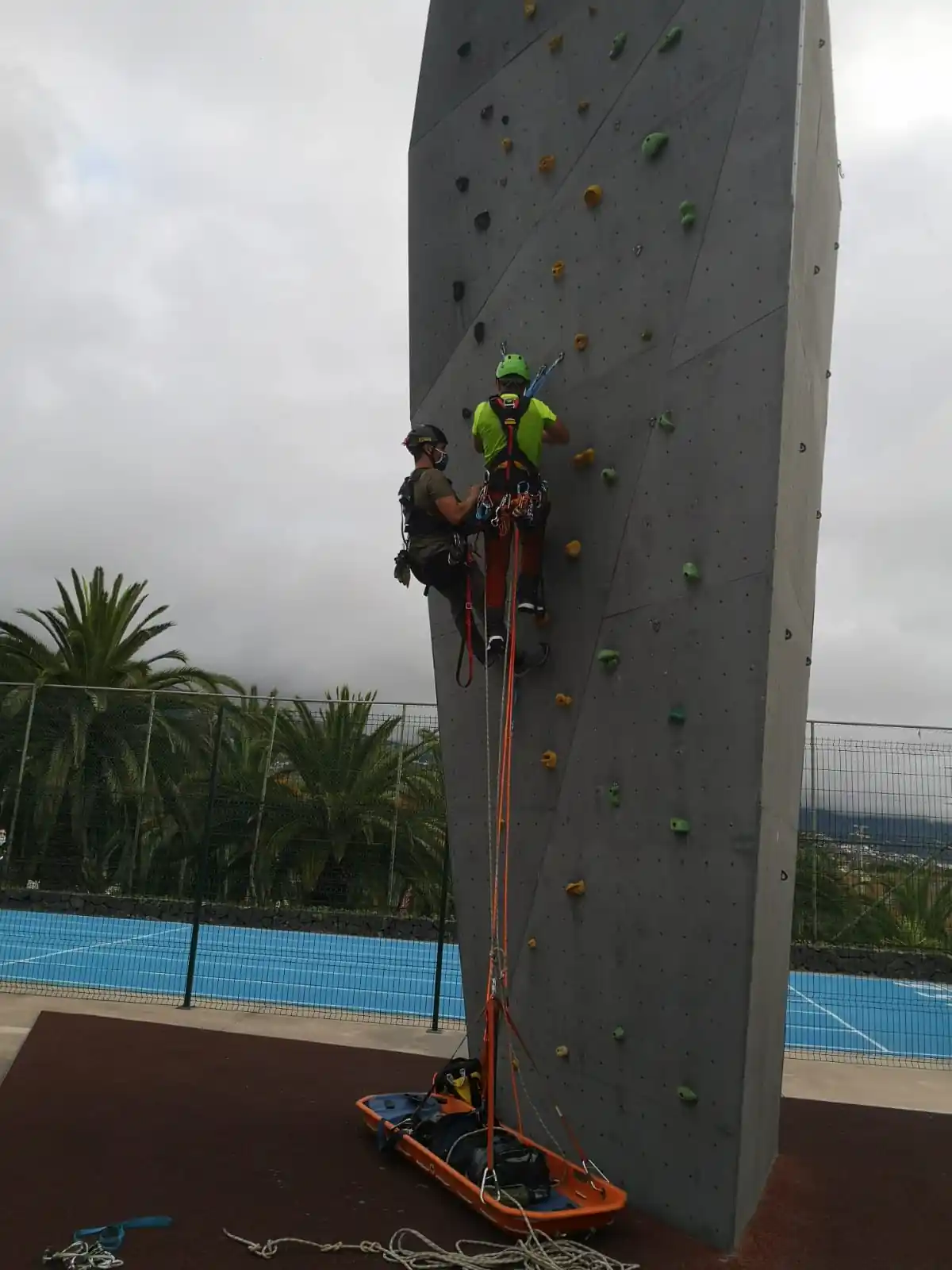Práctica de técnicas de progresión vertical (TPV) en las instalaciones del club